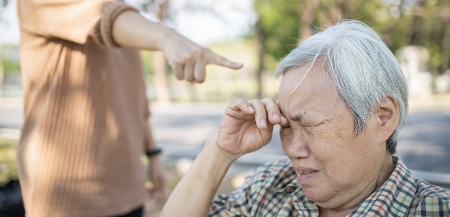 虐待老人的警示信号